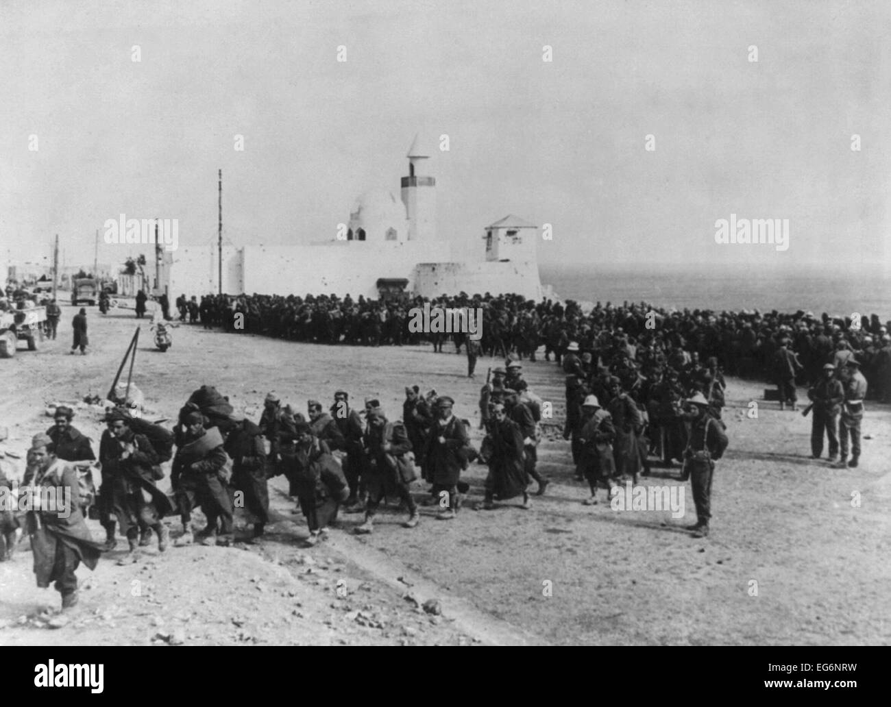 Italiano e Tedesco prigionieri catturati dagli inglesi a Bardia, Libia. Essi anche salvato britannici e Nuova Zelanda truppe detenute Foto Stock