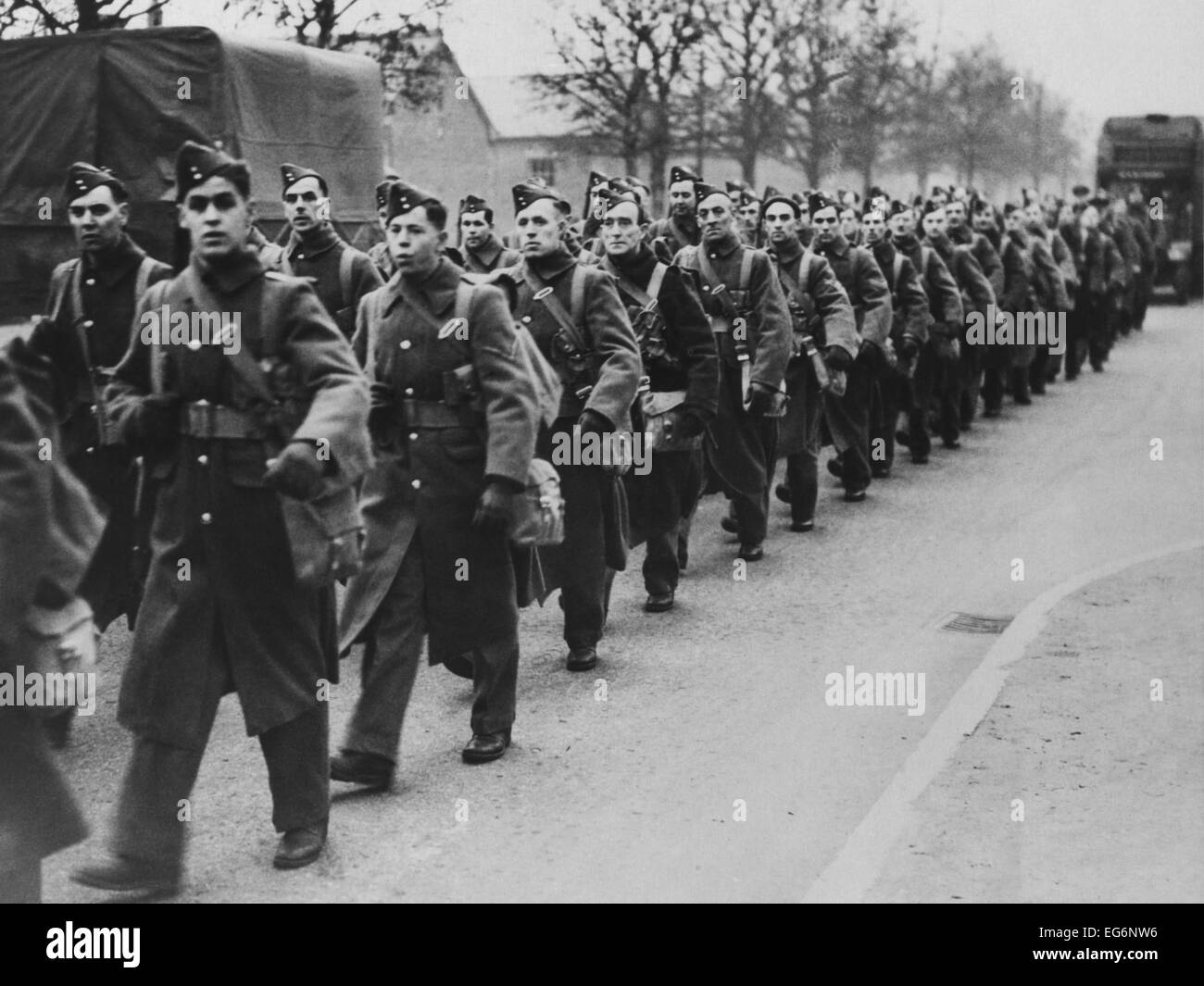 Soldati canadesi in marcia su una strada in Inghilterra nel 1940, nel primo anno di guerra mondiale 2. (BSLOC 2014 10 67) Foto Stock