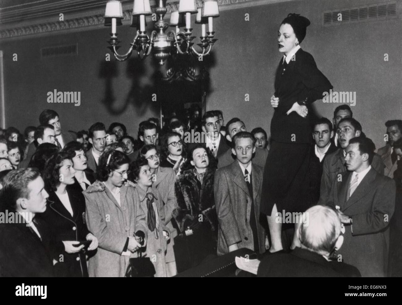 Rappresentante Helen Gahagan Douglas con studenti del college. Essi sono stati a Washington per attività di lobbying per la promulgazione del Parlamento Foto Stock