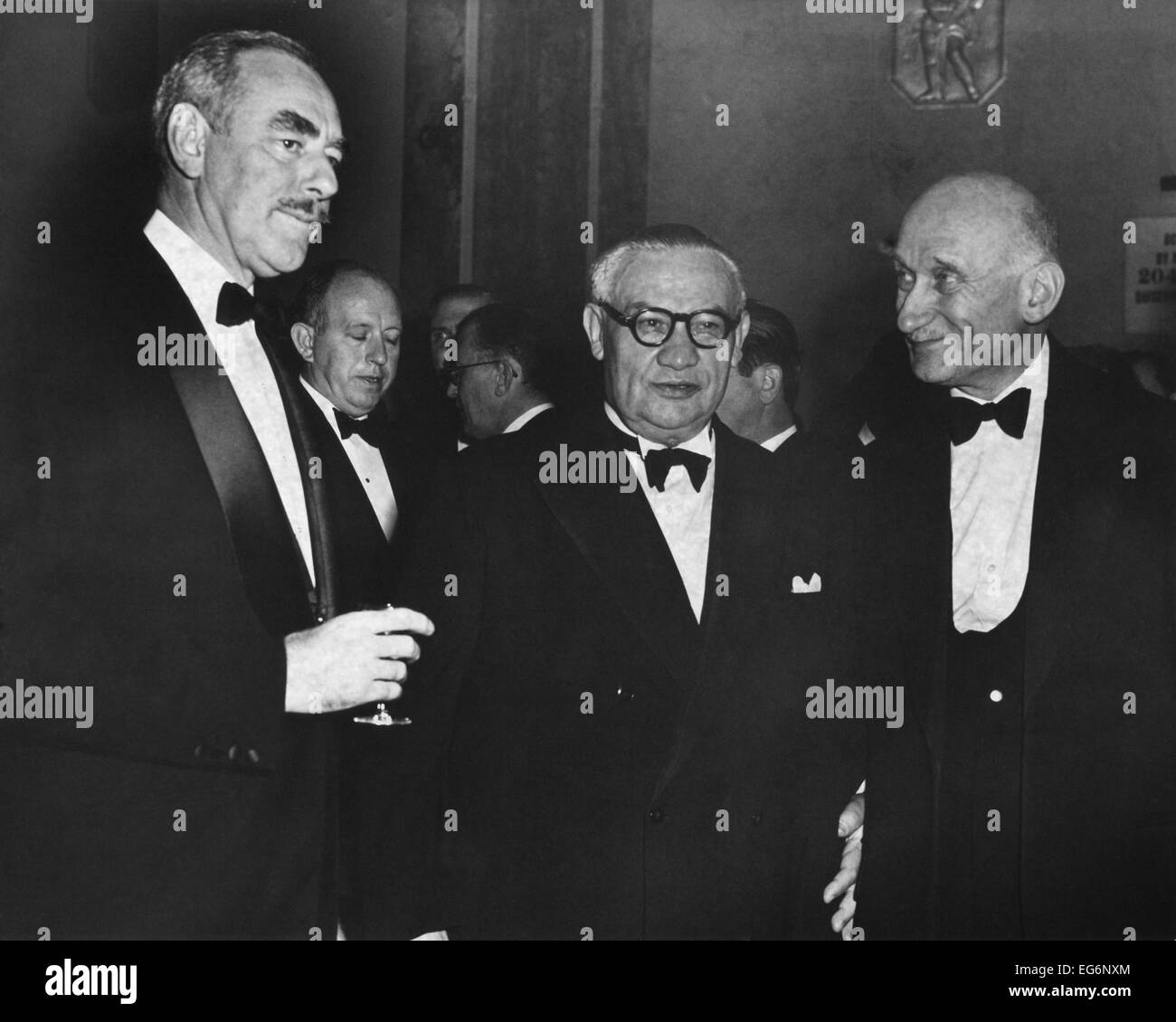 Dean Acheson, Ernest Bevin e Robert Schuman (destra), al Waldorf Astoria Hotel. Essi sono stati delegati al quarto regno Foto Stock