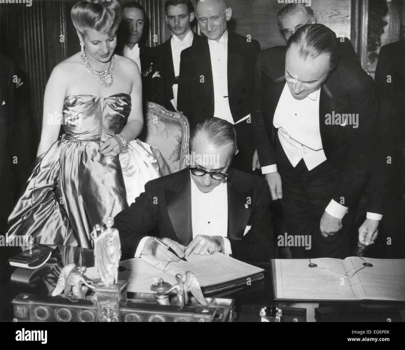Il French-Argentine trattato di commercio è firmato a Parigi, 24 luglio 1947. Prima della firma sono, L a R: Ministro degli Affari Esteri Foto Stock