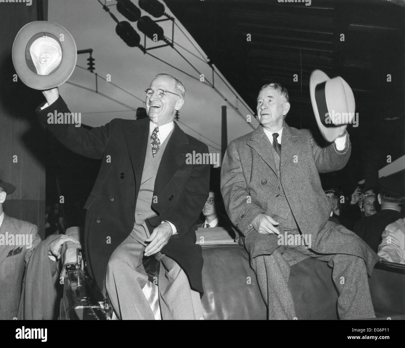 Vittorioso il presidente Harry Truman e VP-elect Alben Barkley alla Stazione Union. Essi sono tornati a Washington D.C. dopo il Foto Stock