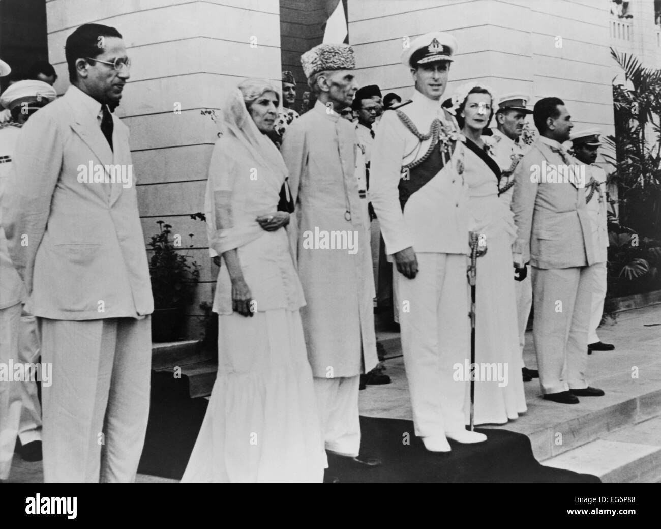 Lord Louis Mountbatten consegnando il potere di Mahomed Ali Jinnah su 14 Agosto 1947. Il giorno successivo Jinnah ha prestato giuramento come Foto Stock