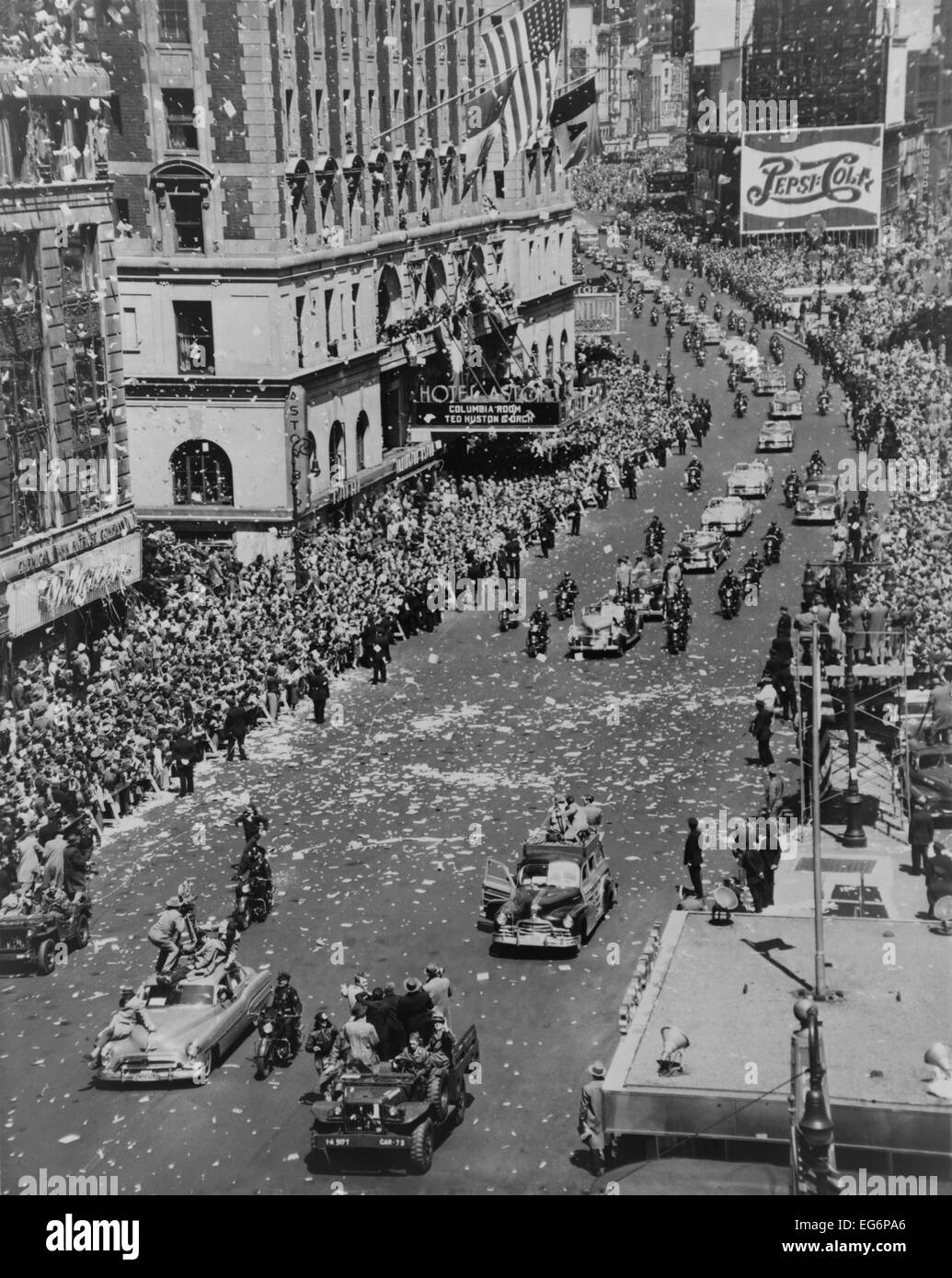 Premere il tasto auto portano il Broadway tickertape sfilata per gen. Douglas MacArthur. Il suo aperto approcci auto Time Square, New York City Foto Stock