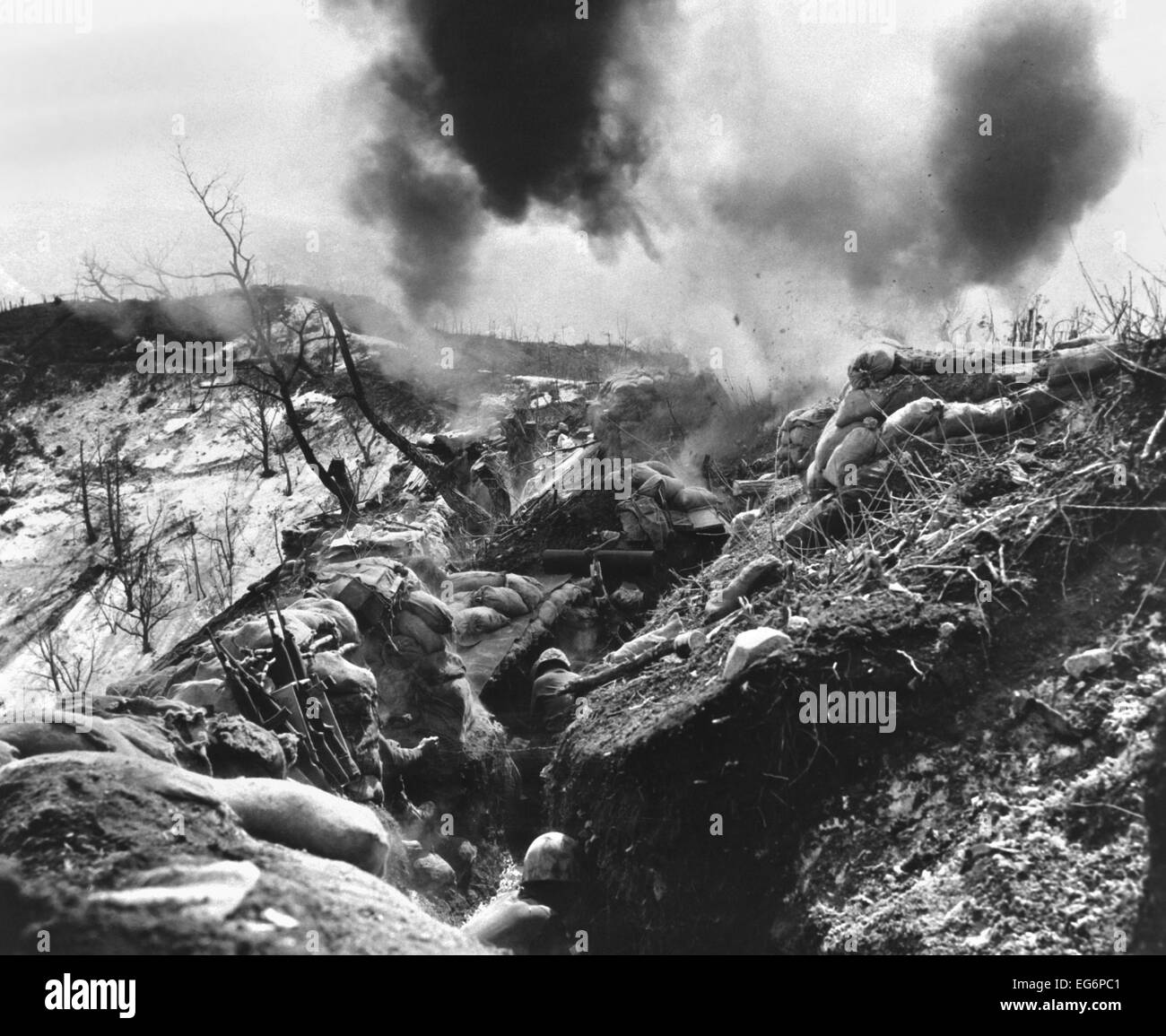 Stati Uniti Marines prendere la copertura in una trincea profonda come calcina rossa shell terre nelle vicinanze. Maggio 12, 1952. Gli ultimi due anni della guerra di Corea, Foto Stock