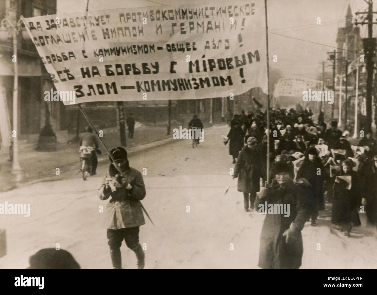 White russi manifestano a sostegno dell'Tedesco-giapponese co-operazione patto contro i comunisti. Hsinking, Manchukuo. Dic. Foto Stock