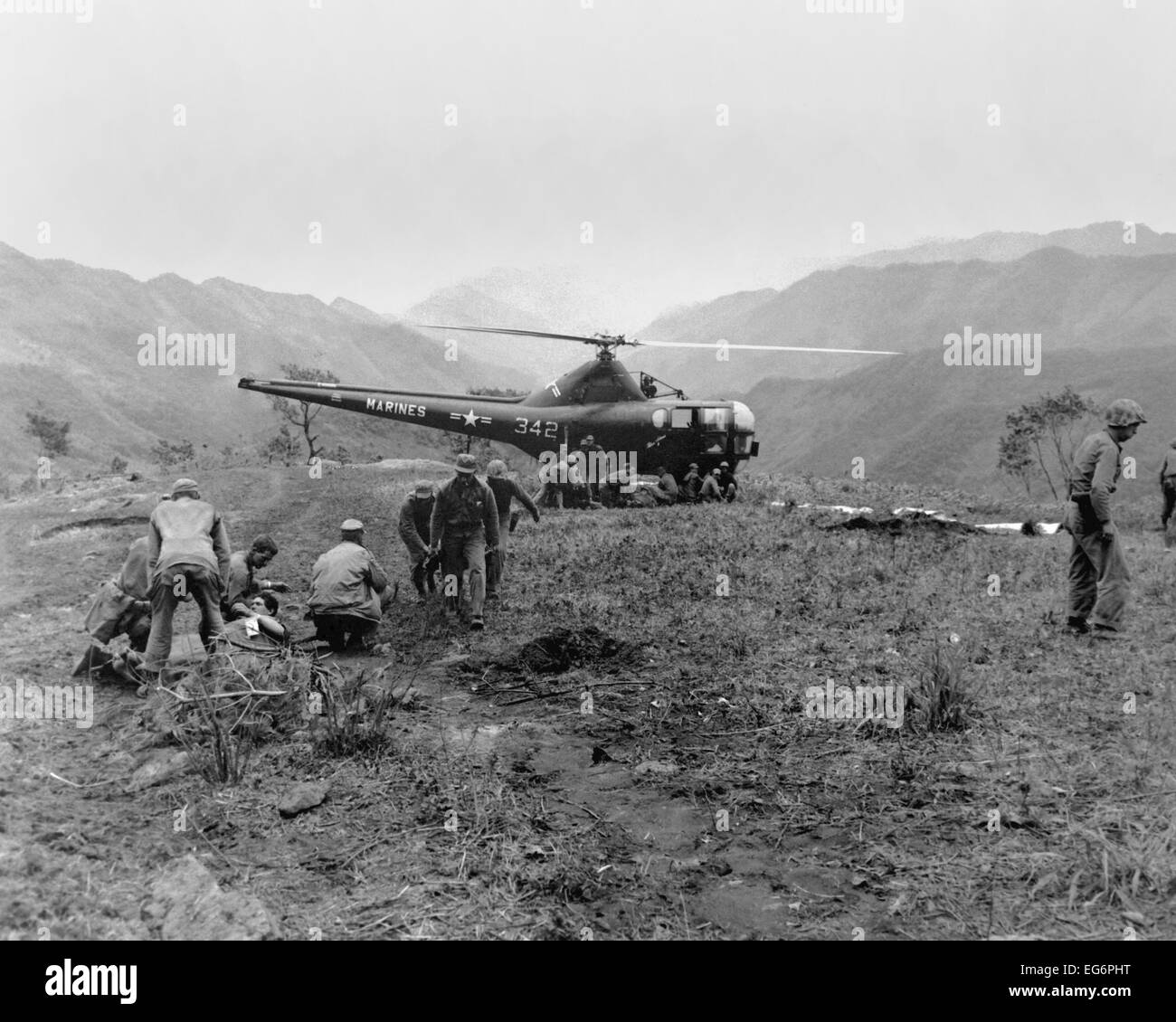 Stati Uniti Navy Corpsmen preparare tre Marines per evacuazione evacuato tramite elicottero. Maggio 23, 1951. Essi sono stati feriti a Kari San Foto Stock