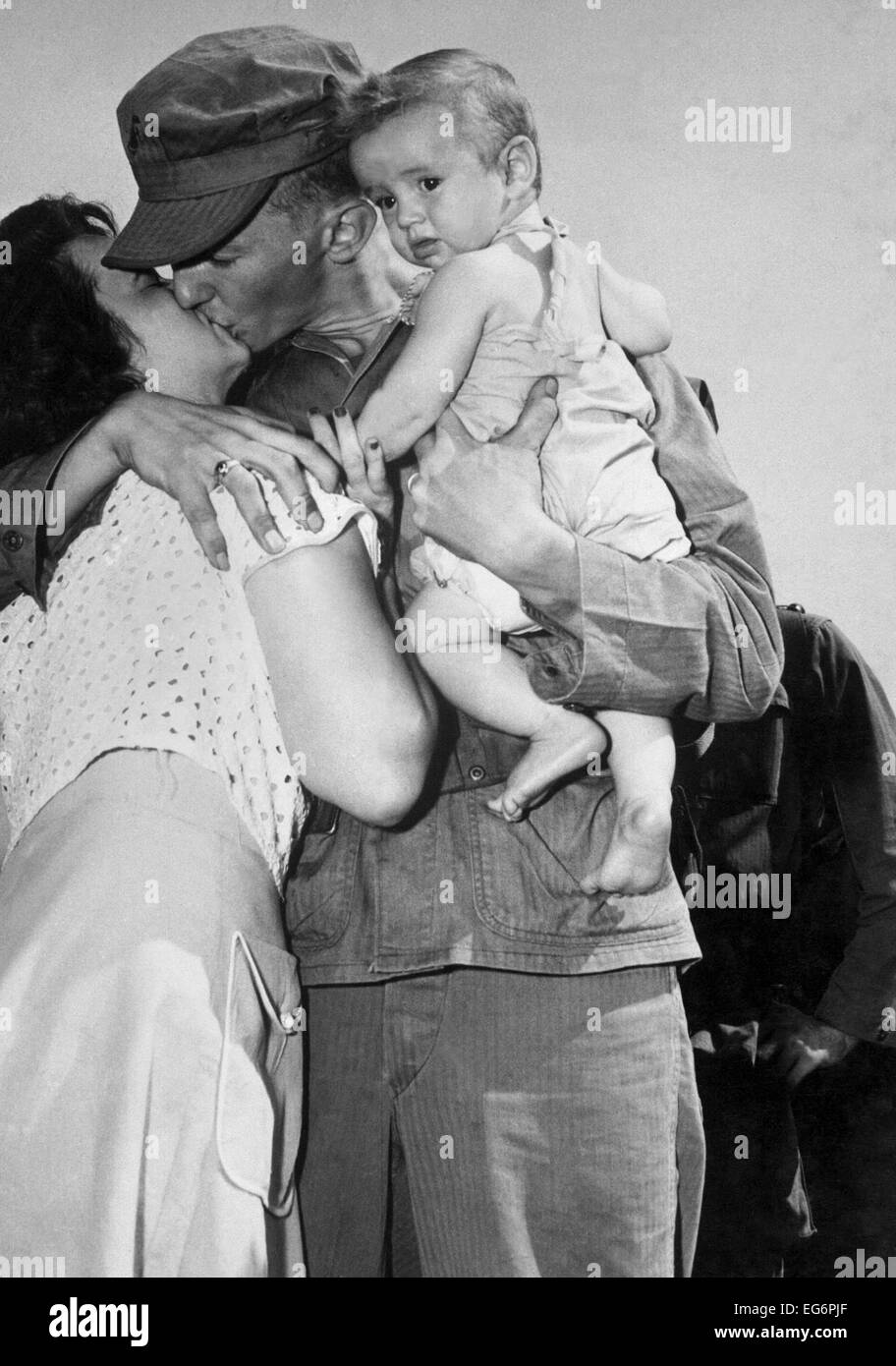 Soldato nordamericano gare di sua moglie e di 8 mese-vecchio figlio addio come egli lascia per la Corea nel 1950. Guerra di Corea, 1950-1953. Foto Stock