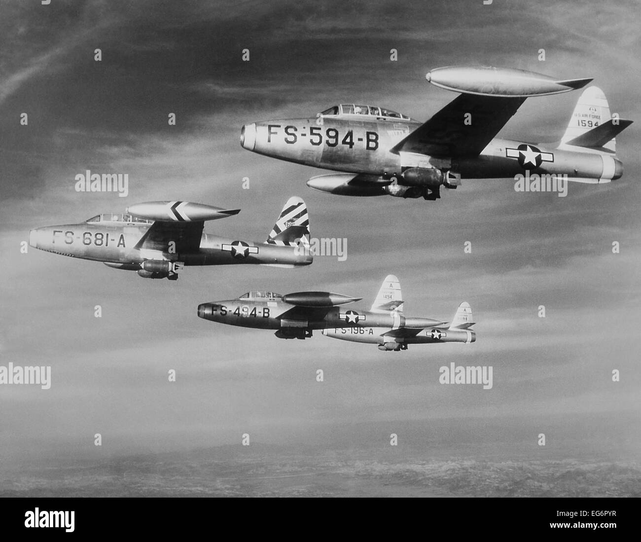 Stati Uniti F-84 Thunderjets sulla missione di bombardamenti a nord del 38o parallelo, durante la Guerra di Corea. Ca. 1950-53.. (BSLOC 2014 11 227) Foto Stock