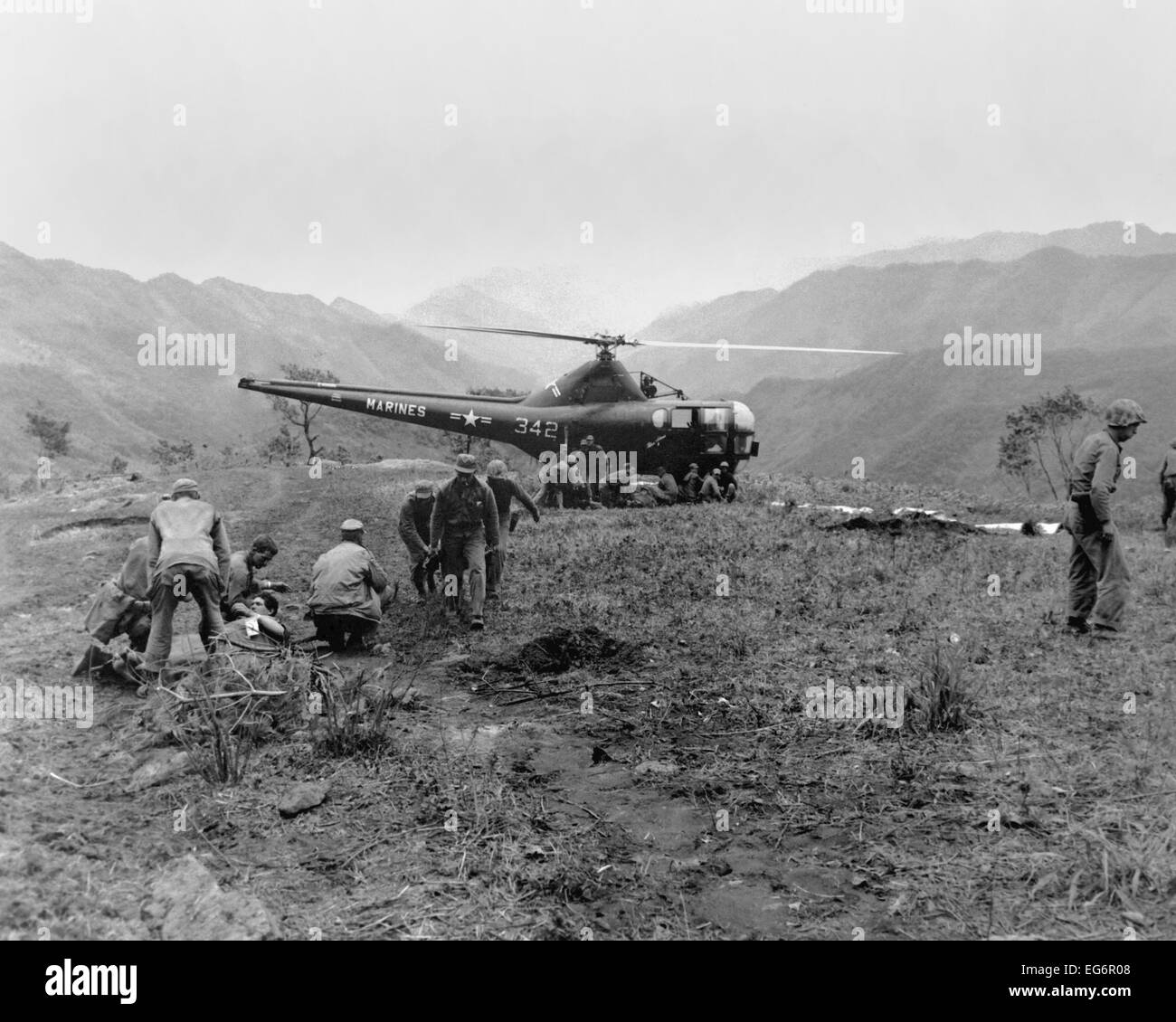 Stati Uniti Navy Corpsmen preparare tre Marines per evacuazione evacuato tramite elicottero. Maggio 23, 1951. Essi sono stati feriti a Kari San Foto Stock