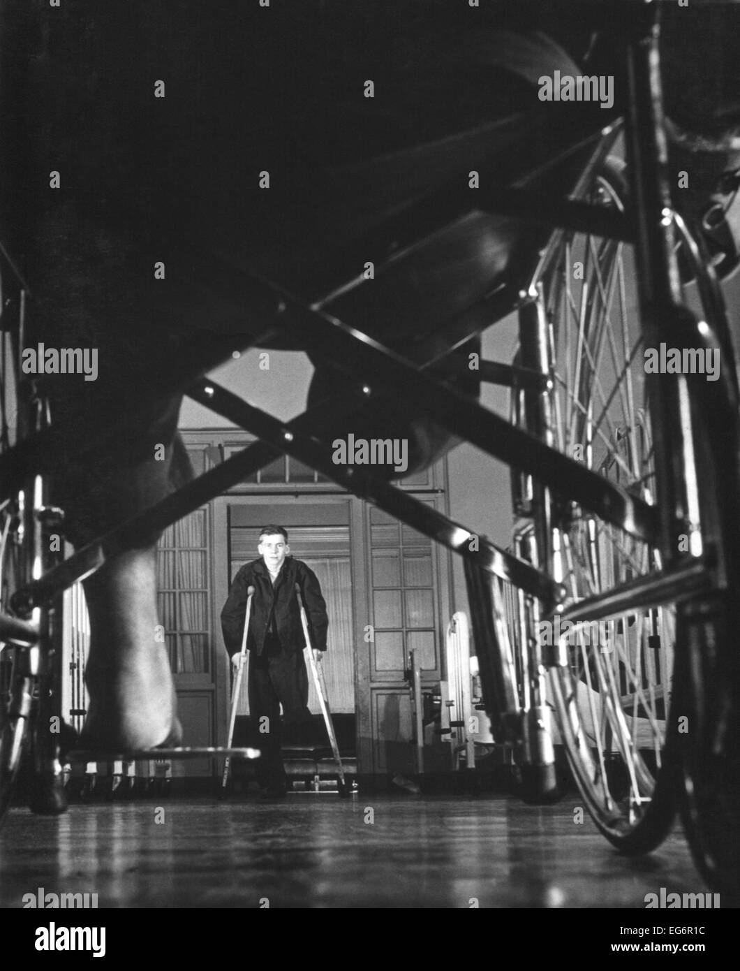 Guerra coreana mutilati in sedia a rotelle e stampelle fino a quando imparano a camminare con un arto sintetico. Walter Reed ospedale militare, Foto Stock