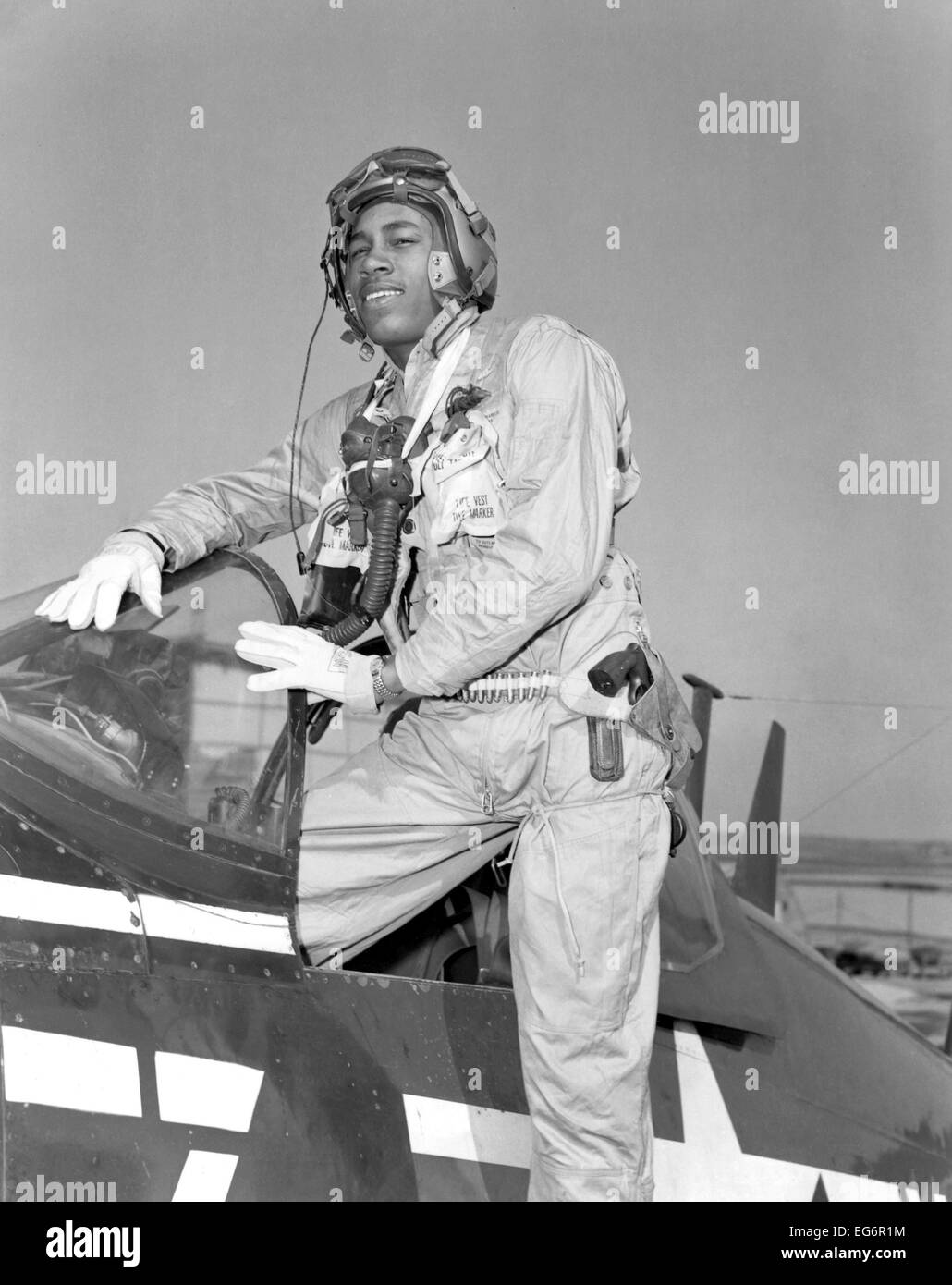 African American aviatore del primo velivolo marino ala in Corea si arrampica dal suo Corsair fighter bombardiere. Aprile 19, 1953. Foto Stock