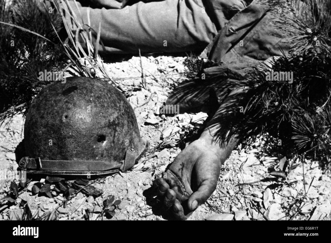 Stati Uniti del soldato bullet-casco forato che giace accanto al suo corpo in un sud coreano battlefield. Egli è stato ucciso in un anticipo su Foto Stock