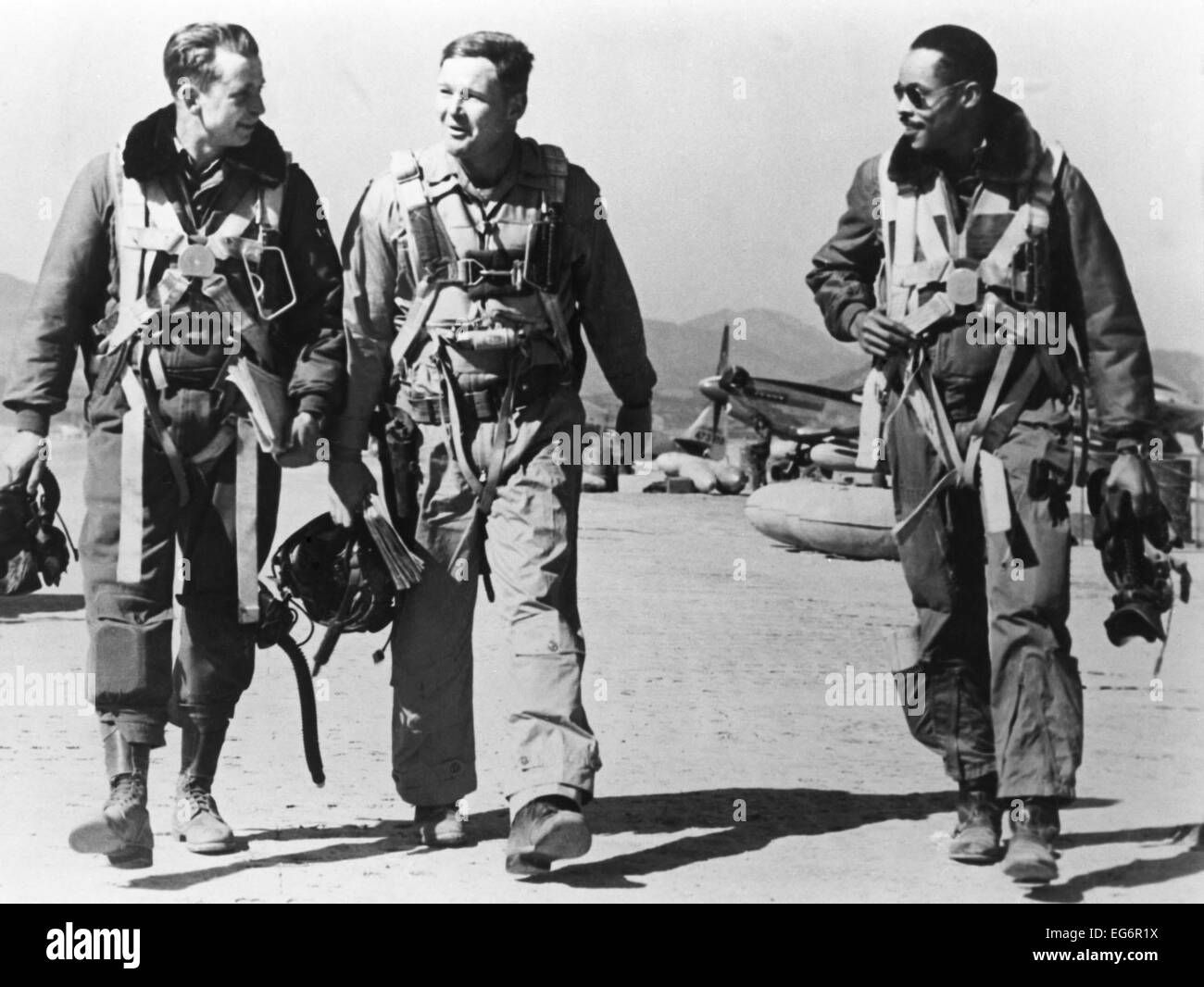 F-51 i piloti di ritorno da una missione durante la Guerra di Corea. (L-R) 1Lt. George McKee, Cap. Samuel Sanders e il cap. Leroy Foto Stock