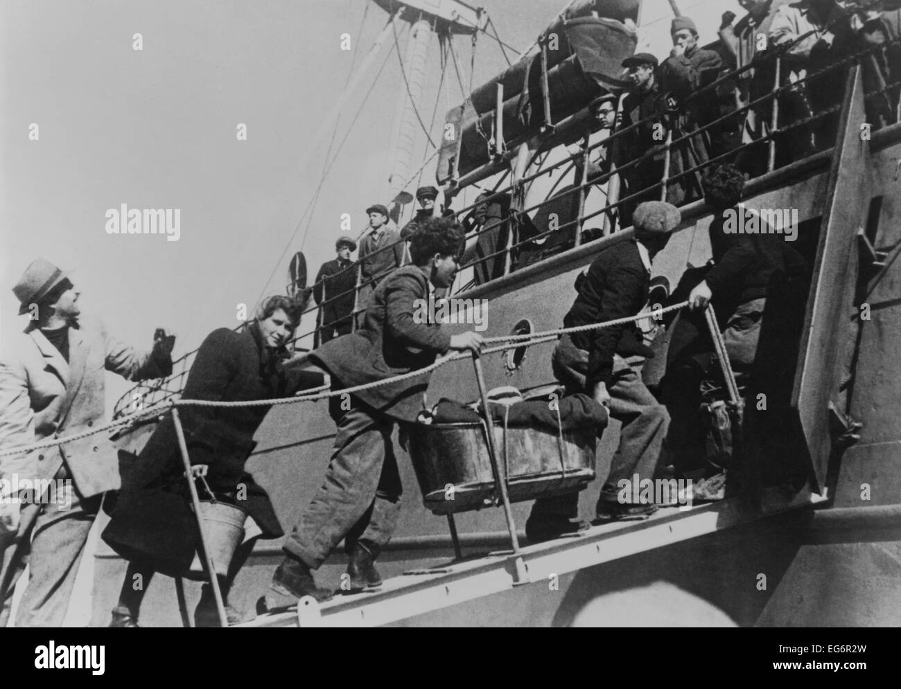 Ultimo rifugiati ebrei lasciando Cipro e salire a bordo del Atzmauth per Israele. 1949. - (BSLOC 2014 15 209) Foto Stock