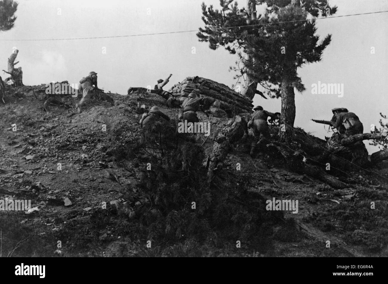 Soldati greci la carica contro le roccaforti sulla collina Nieska durante la guerra civile greca. Ca. 1948-49. - (BSLOC 2014 15 229) Foto Stock