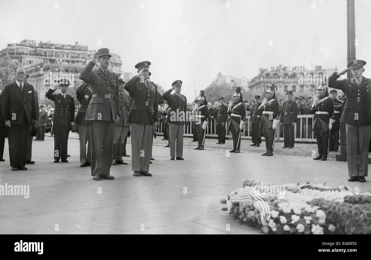 Generali Dwight Eisenhower e Charles de Gaulle omaggio alla tomba del Milite Ignoto a Parigi. Giugno 14, 1945. - Foto Stock