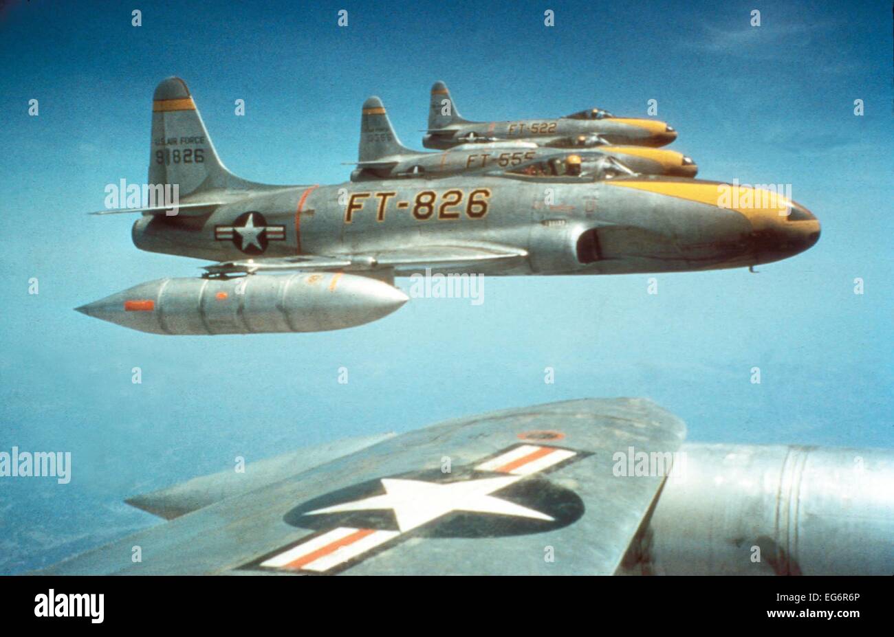 F-80C jet fighters volare in formazione ca. 1950. Progettato nel 1944, la F-80C è stato usato come un caccia bombardiere durante la Guerra di Corea, Foto Stock