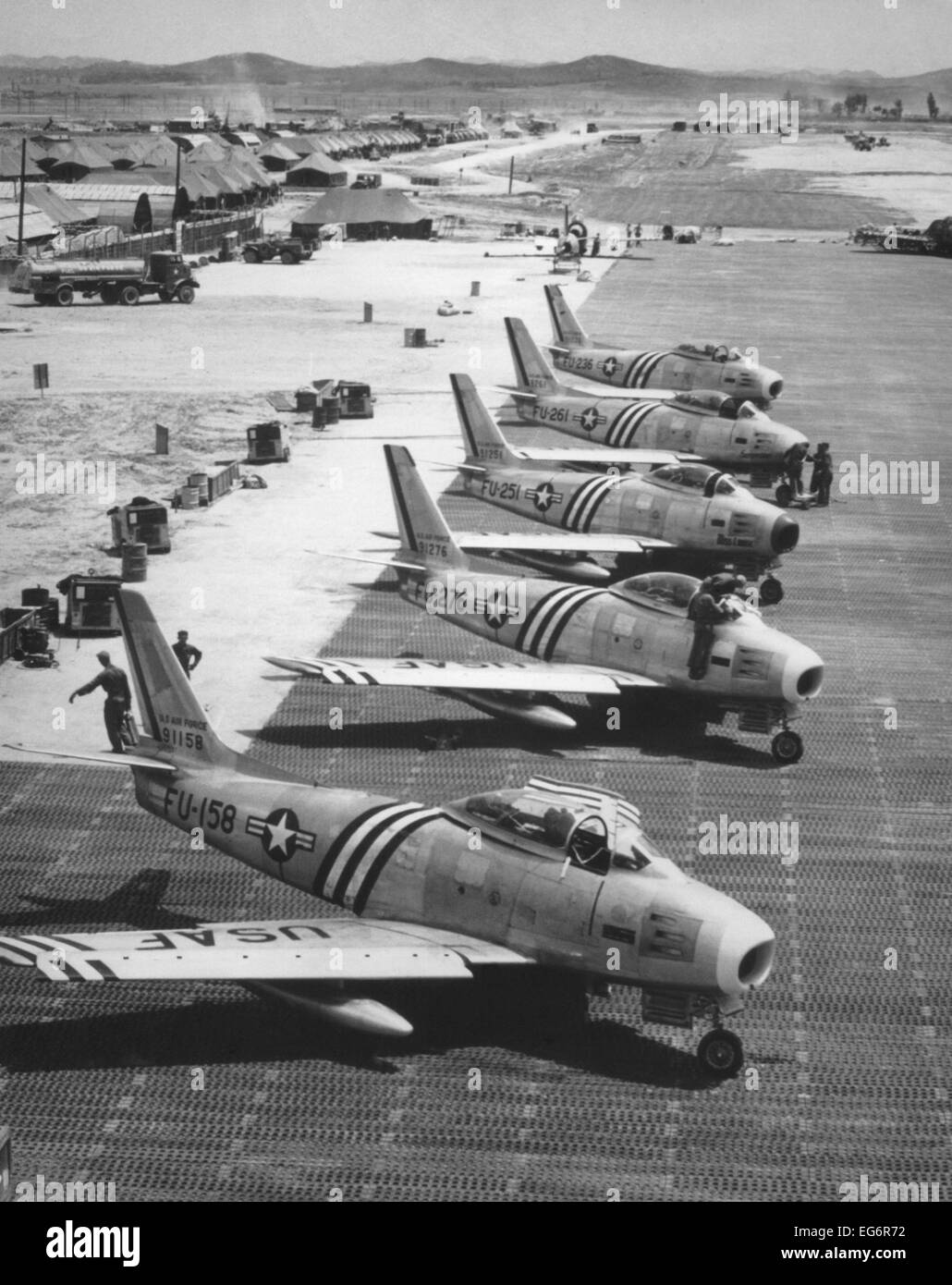 F-86 Sabre getti sulla linea di volo ottenere pronto per il combattimento. Giugno 1951. Essa è stata l'America più veloce del getto durante la Guerra di Corea. Foto Stock