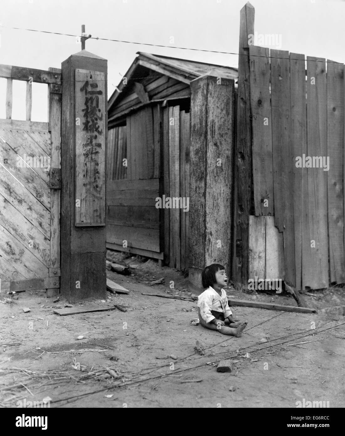 Corea del Sud bambino seduto da solo per la strada di Inchon, Corea del giorno NEGLI STATI UNITI Marines occupato il porto della città. Sett. 17, 1950. Foto Stock