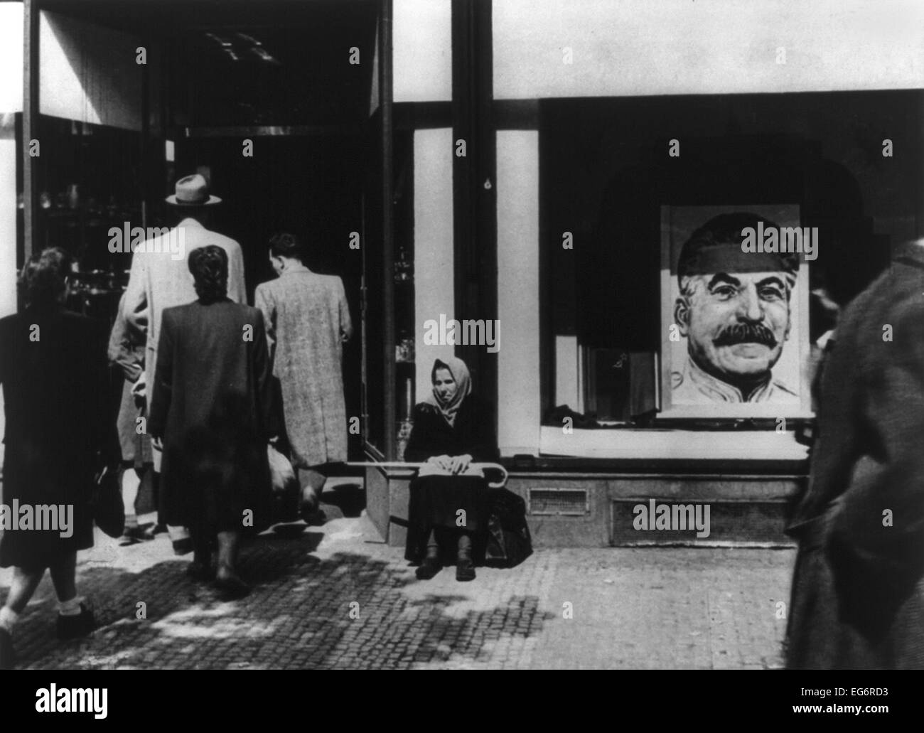 Ritratto di Stalin a Praga nella finestra del negozio al momento del colpo di stato comunista d'Etat di febbraio 1948. - (BSLOC_2014_15_249) Foto Stock