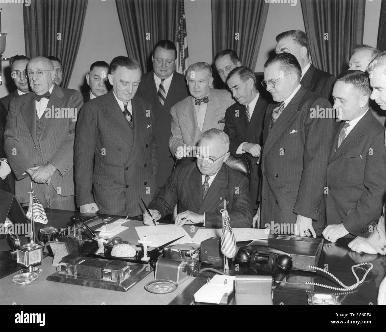 Il presidente Harry Truman segni atto istitutivo superiore di Colorado River Basin compatto. Il 6 aprile 1949. Quattro uomini dietro Truman's Foto Stock