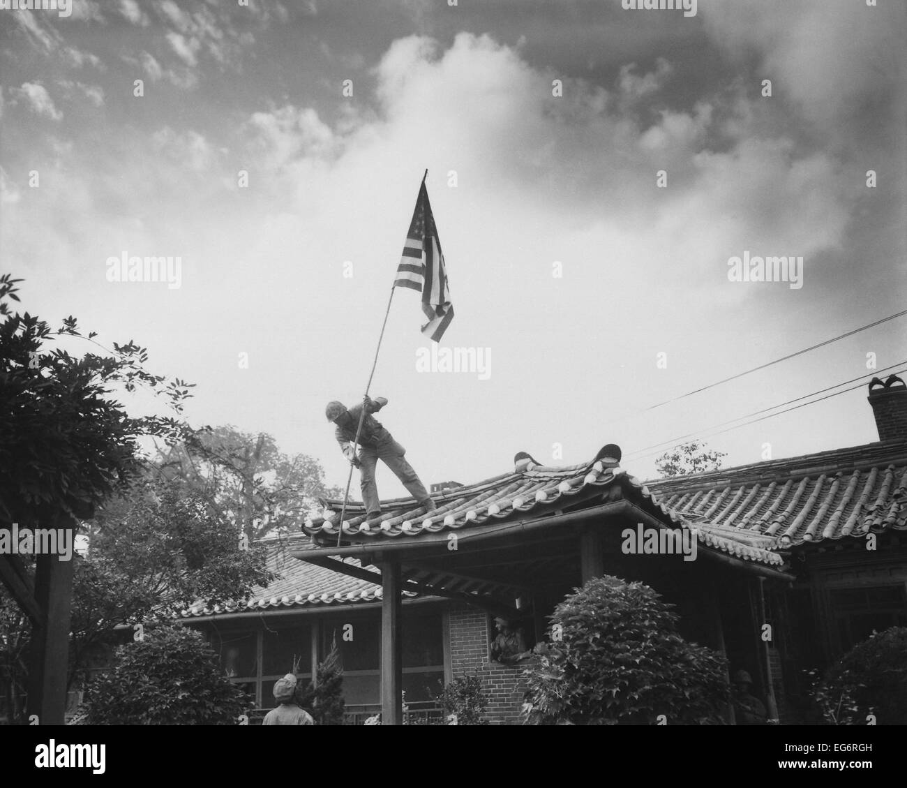 Marine alza bandiera degli Stati Uniti presso il consolato americano a Seul, mentre lottano per la città ha imperversato in tutto il composto. Seconda battaglia di Foto Stock