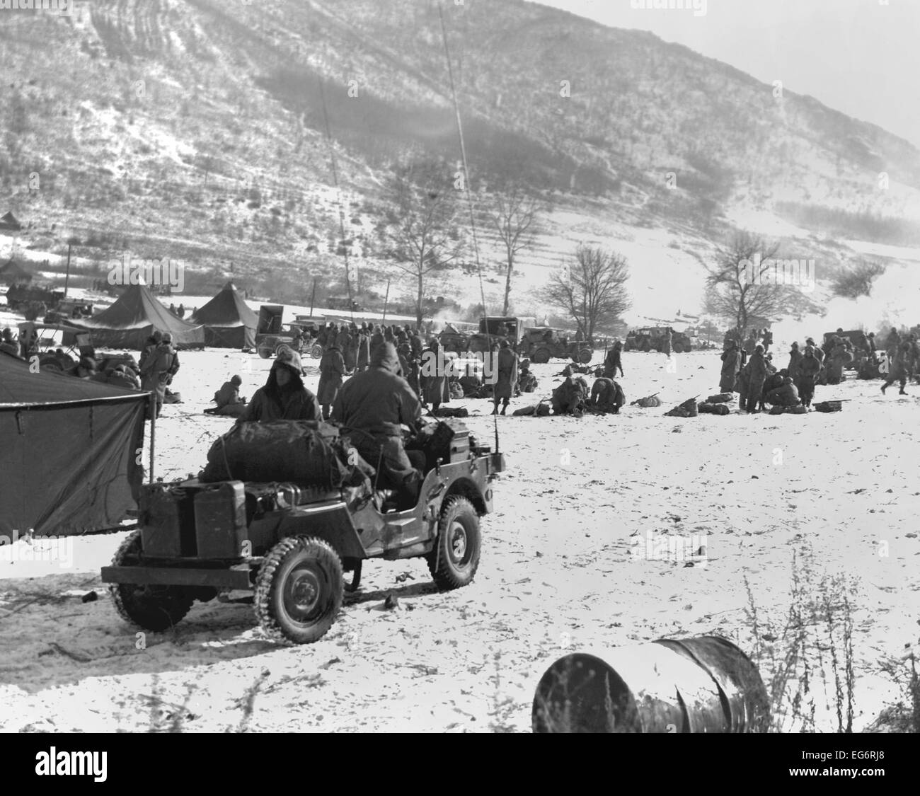 7 Marines a Yudam-Ni preparare per il mese di marzo torna a Hagaru. Il loro ritiro era protetto da un soldato 2500 Task Force Maclean, Foto Stock