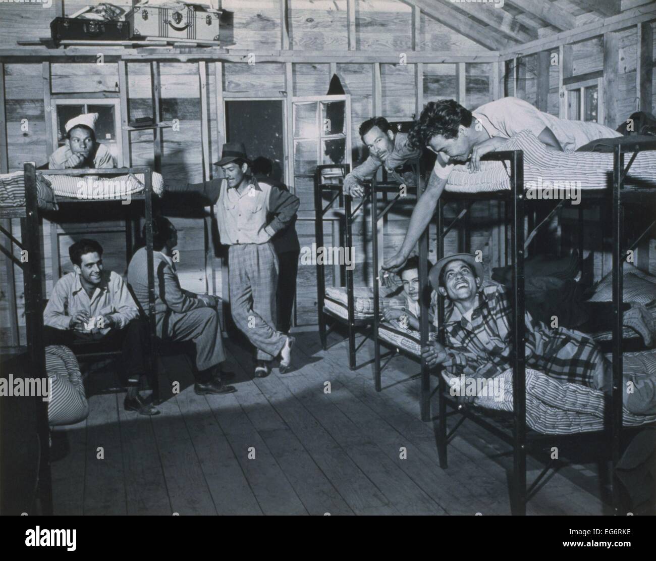 Il Puerto Rican i lavoratori migranti in caserma su una azienda frutticola in Dutchess County, N.Y. Ca. 1949. (BSLOC 2014 13 134) Foto Stock