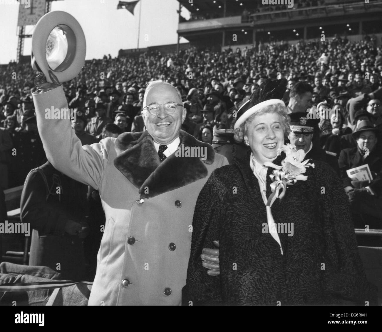 Il presidente Harry Truman e la First Lady Bess Truman presso la Marina militare dell esercito del gioco del calcio. Nov. 27, 1948. - (BSLOC 2014 15 90) Foto Stock