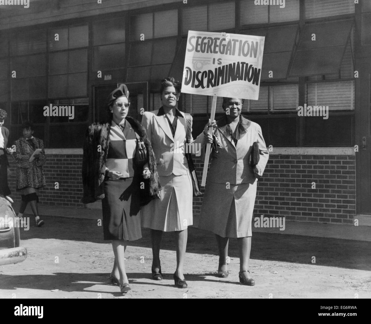 Tre americano africano donne con segno di lettura, 'Segregation è la discriminazione". Houston, Texas, ca. 1948. (BSLOC 2014 13 120) Foto Stock