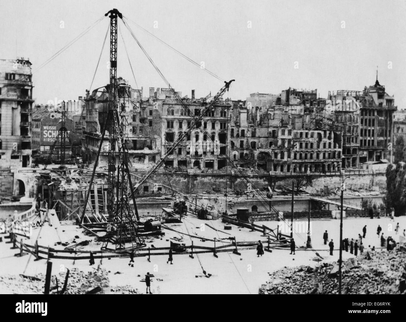 Bombardato edifici lungo di Vienna Franz Josef Quay a Vienna. In primo piano il ponte di Maris subisce le riparazioni. 1946. Foto Stock