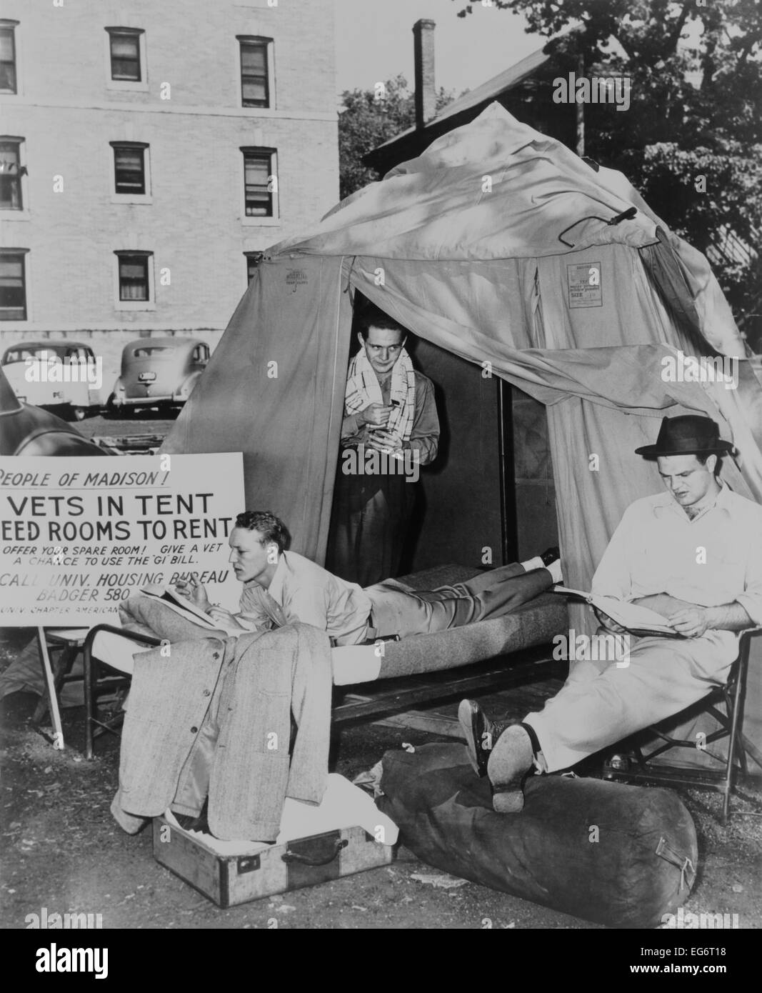 Tre Gi studenti presso l università di Wisconsin vivere in una tenda. Essi hanno pubblicato un segno, "Popolo di Madison! Di veterinari in tenda Foto Stock