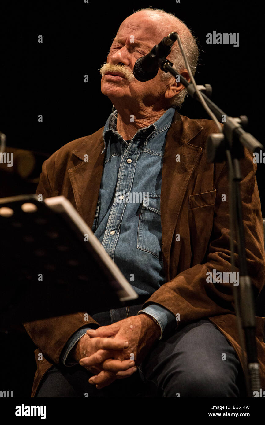 Cambiano d'Agogna Novara Italia. 17 febbraio 2015. L'italiano il cantautore Gino Paoli con il pianista Danilo Rea suona dal vivo presso il club della musica fenomeno durante il 'Due venite a noi....Tour' Credito: Rodolfo Sassano/Alamy Live News Foto Stock