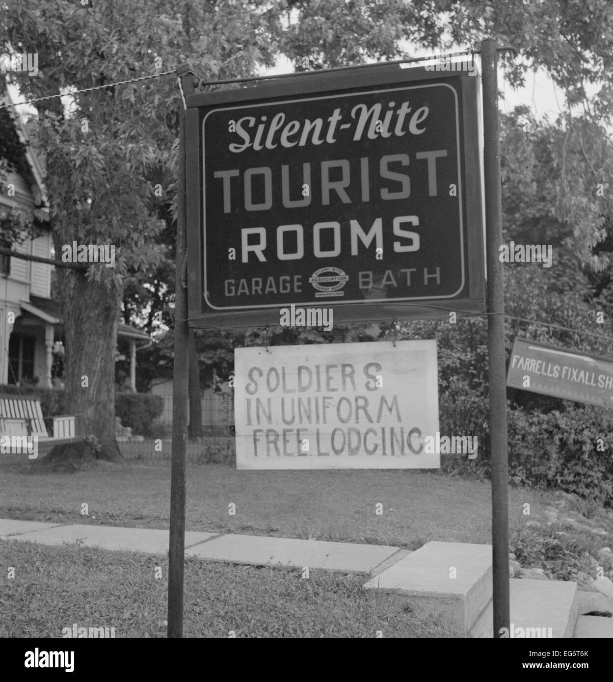 Segno per Silent-Nite camere turistiche, dove 'soldiers in uniforme' ottenere l'alloggio gratuito. Ca. 1942-46. (BSLOC 2014 13 192) Foto Stock