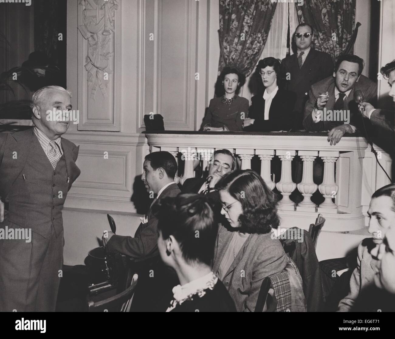 Charlie Chaplin durante una conferenza stampa in Hotel Gotham, la città di New York, 14 aprile 1947. Tre giorni dopo la premiere del Foto Stock