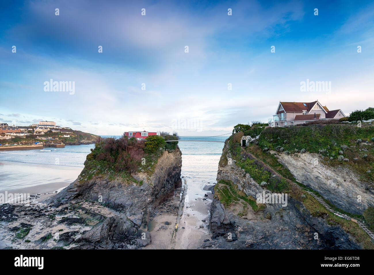 Una casa su Towan isola a Newquay in Cornovaglia, collegata alla terraferma da un piccolo ponte di sospensione Foto Stock