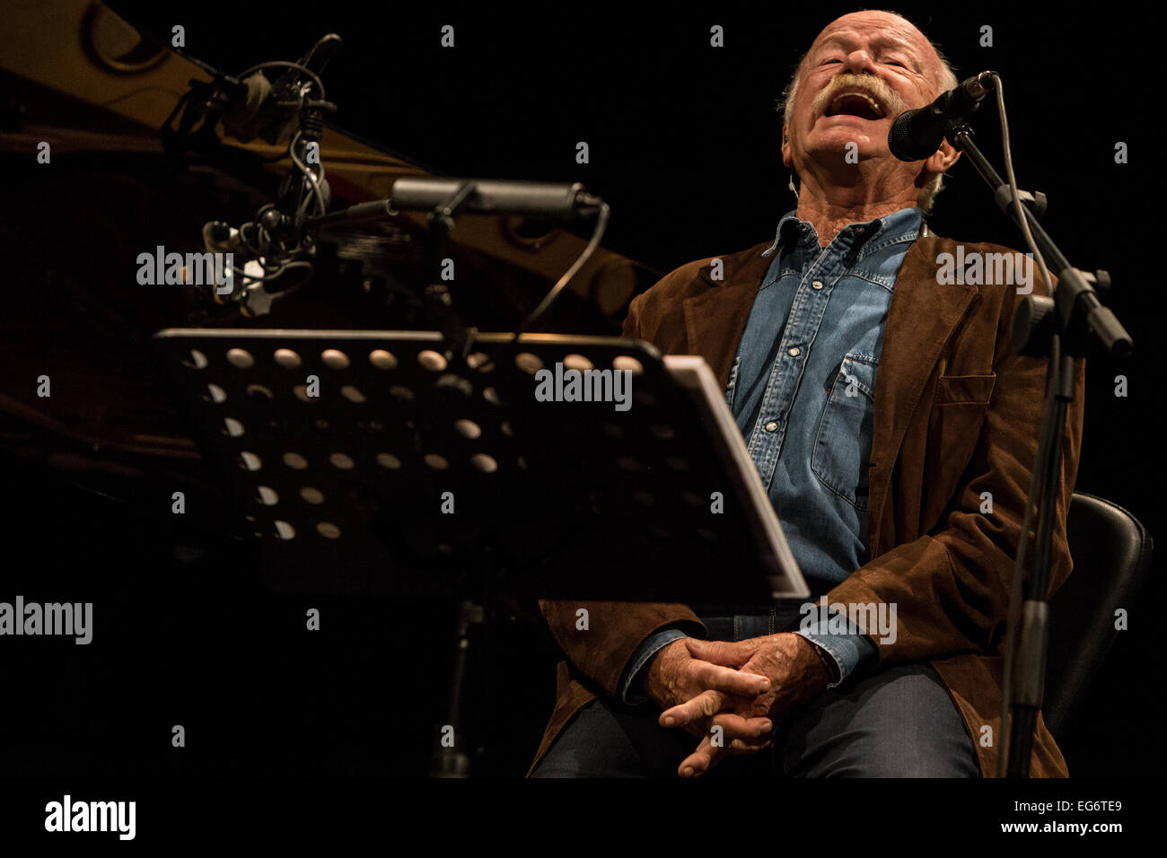 Cambiano d'Agogna Novara Italia. 17 febbraio 2015. L'italiano il cantautore Gino Paoli con il pianista Danilo Rea suona dal vivo presso il club della musica fenomeno durante il 'Due venite a noi....Tour' Credito: Rodolfo Sassano/Alamy Live News Foto Stock