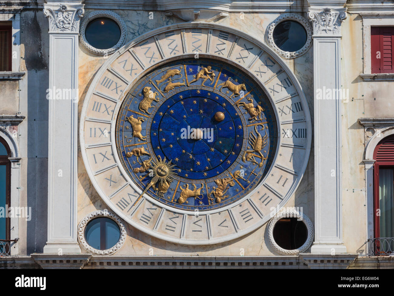 Venezia, Provincia di Venezia, Veneto, Italia. L'orologio sulla Torre dell'Orologio o Clock Tower, in Piazza San Marco. Foto Stock