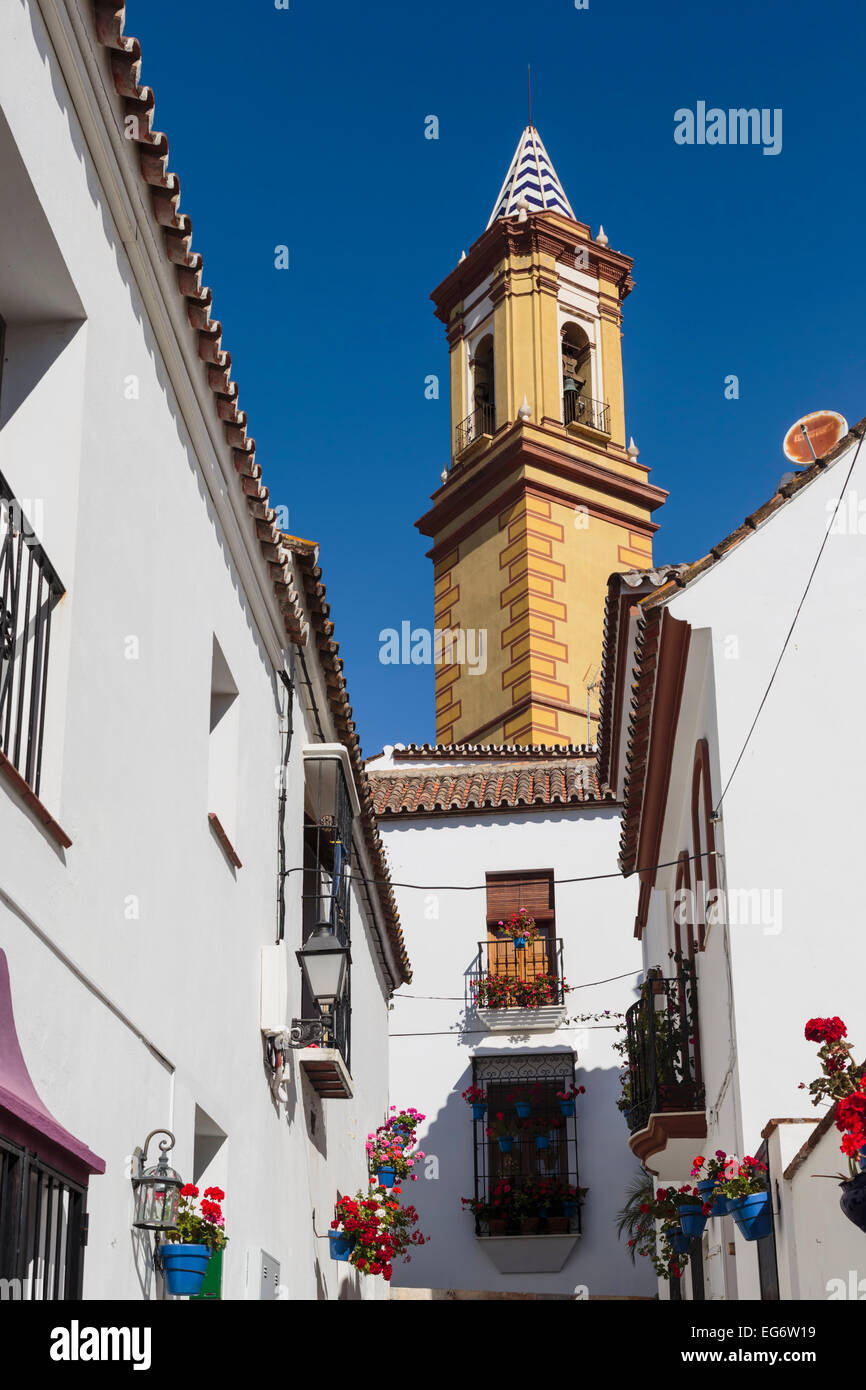 Estepona Costa del Sol, provincia di Malaga, Andalusia, Spagna meridionale. Chiesa. Torre di Iglesia de Nuestra Señora de los Remedio Foto Stock