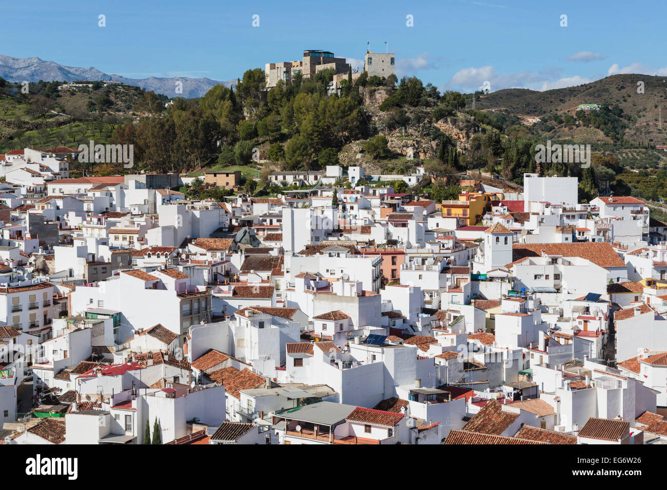 Monda, provincia di Malaga, Andalusia, Spagna meridionale. Tipico bianco-lavato città spagnola. Foto Stock