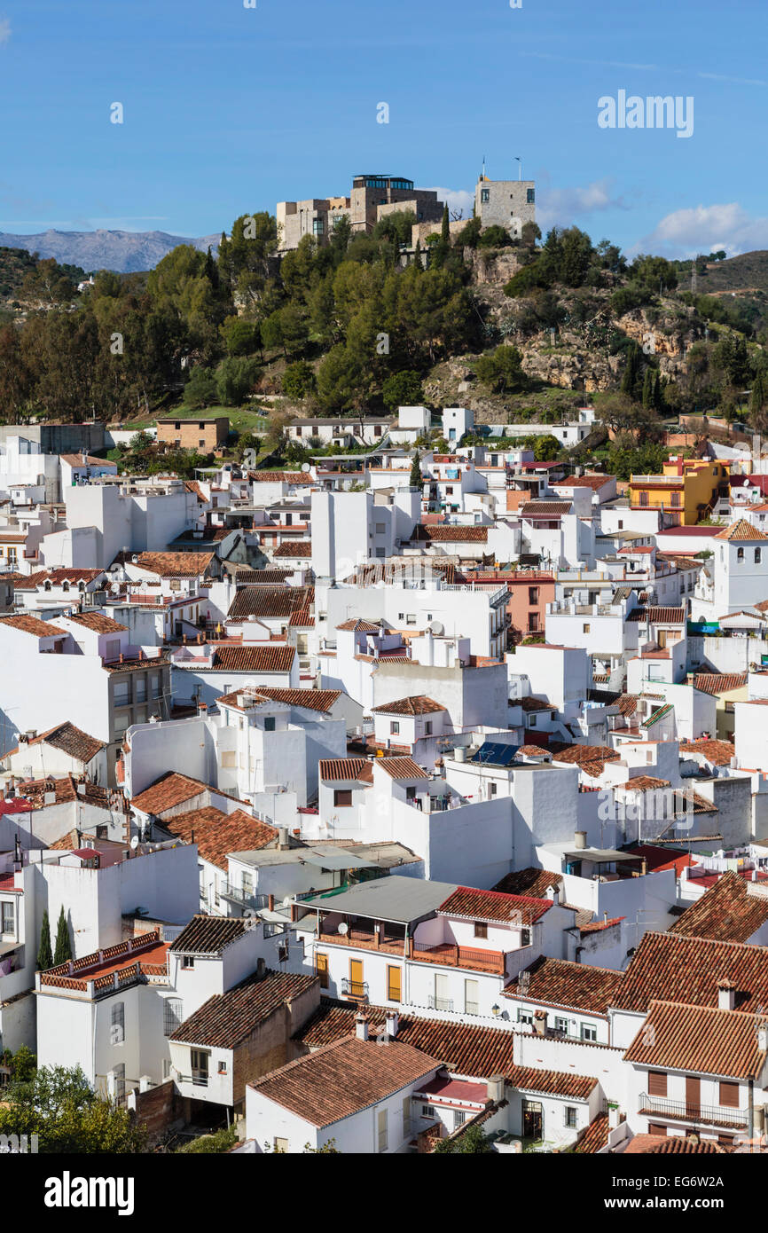 Monda, provincia di Malaga, Andalusia, Spagna meridionale. Tipico bianco-lavato città spagnola. Foto Stock