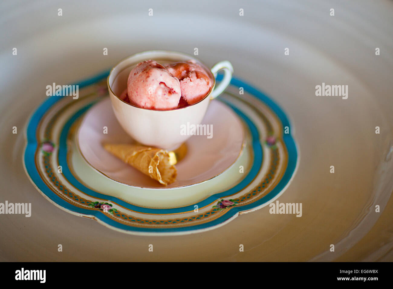 Uovo gelato alla fragola senza ricetta Foto Stock