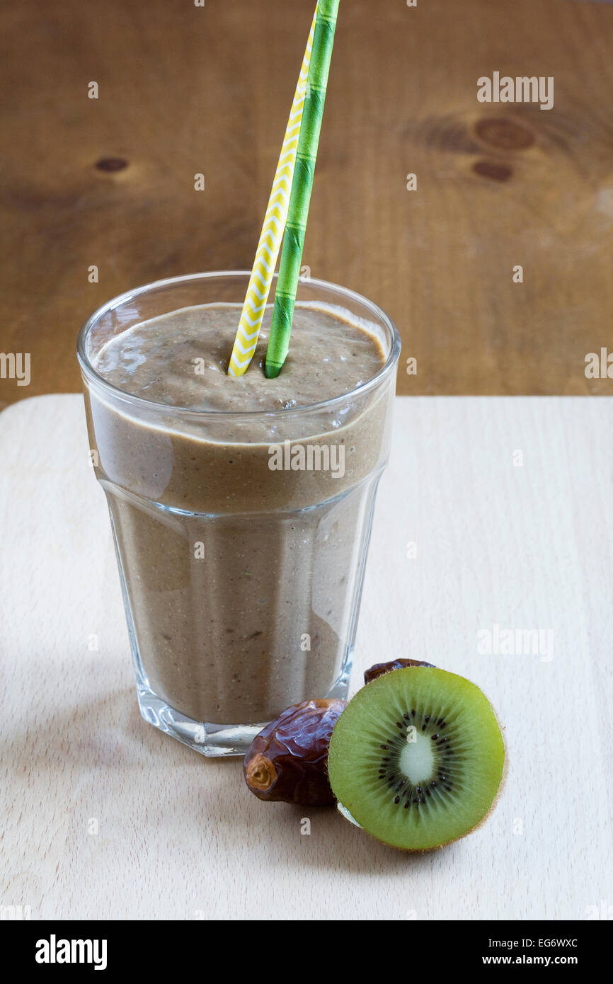 Banana, data, kiwi e cacao frullato. Foto Stock