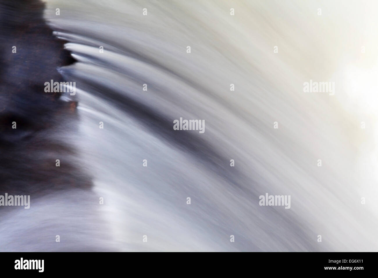 Cascata astratta dettaglio in Harden Beck Goitstock Cullingworth legno West Yorkshire Inghilterra Foto Stock