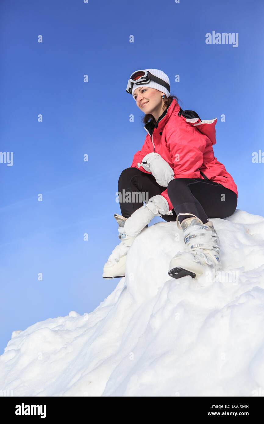 Una giovane donna sci in montagna Foto Stock