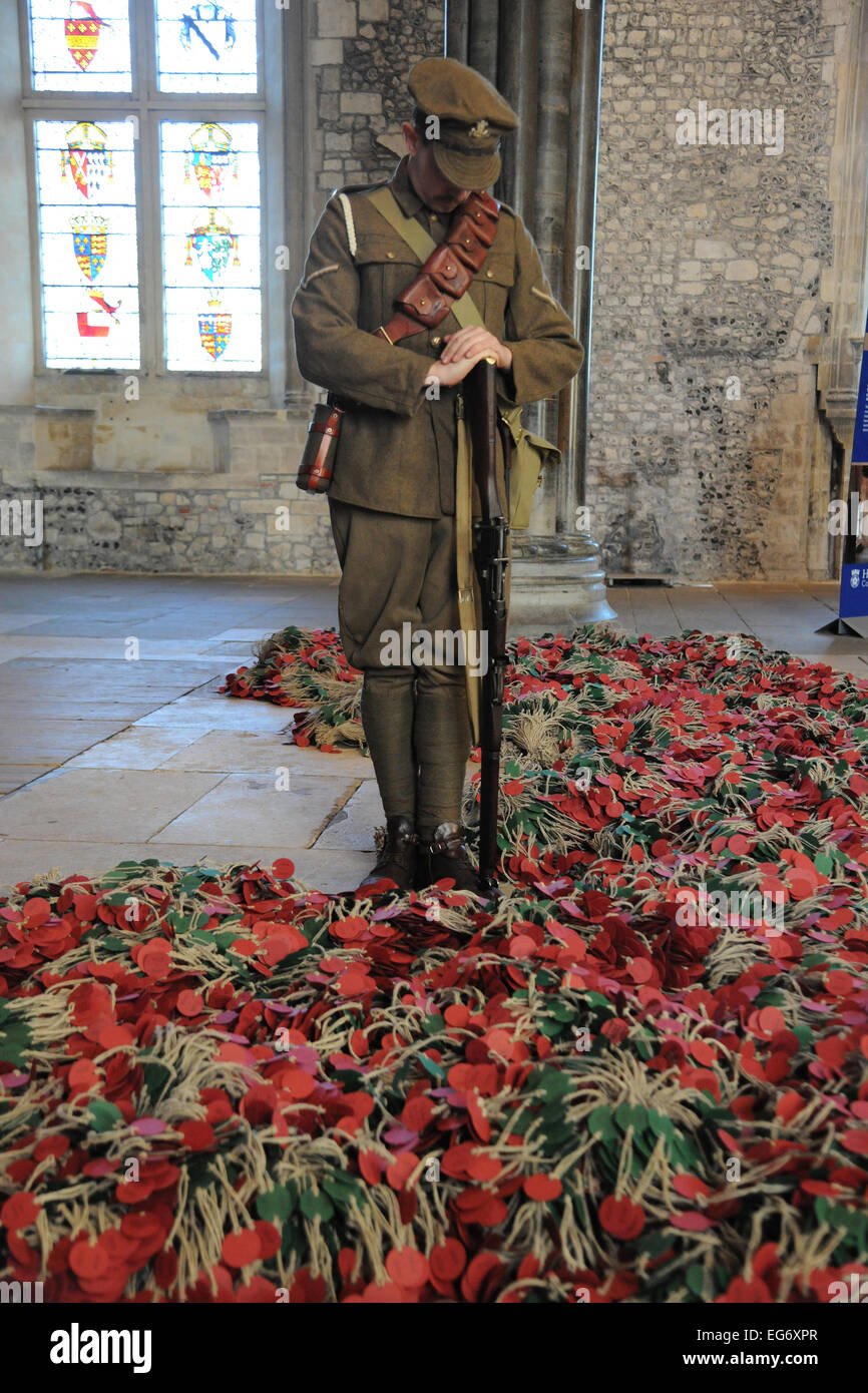 Susie MacMurray Cloud. Winchester Great Hall. 17 febbraio 2014. Uno storico vestito come un WW1 soldato sorge su un recentemente commissionato dall artista Susie MacMurray presso la grande sala in Winchester è il culminante mostra di HampshireÕs grande tema 1914, internazionalmente rinomato artista Susie MacMurray risponde a un conflitto, perdita di memoria e di commemorazione. Con particolare riferimento alla prima guerra mondiale, Cloud è un monumentale, recentemente commissionato. Foto Stock