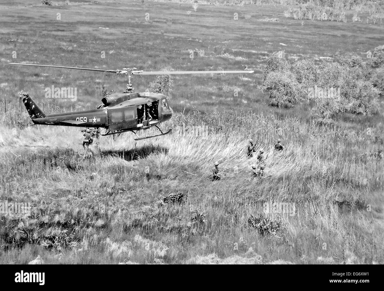 Delta del Mekong, Vietnam - (file) -- il 18 luglio 1970, UH-1 Huey elicottero si libra sopra il vietnamita Air Force personale della 211th squadrone in elicottero su un Combat Assault nel Delta del Mekong area del Vietnam. Credito: U.S. Air Force via CNP (c) dpa - Report Foto Stock