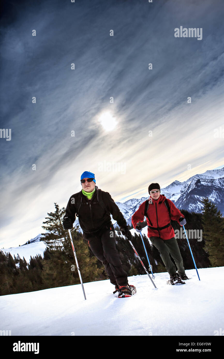 Due uomini escursioni nelle Alpi in inverno in Baviera Foto Stock