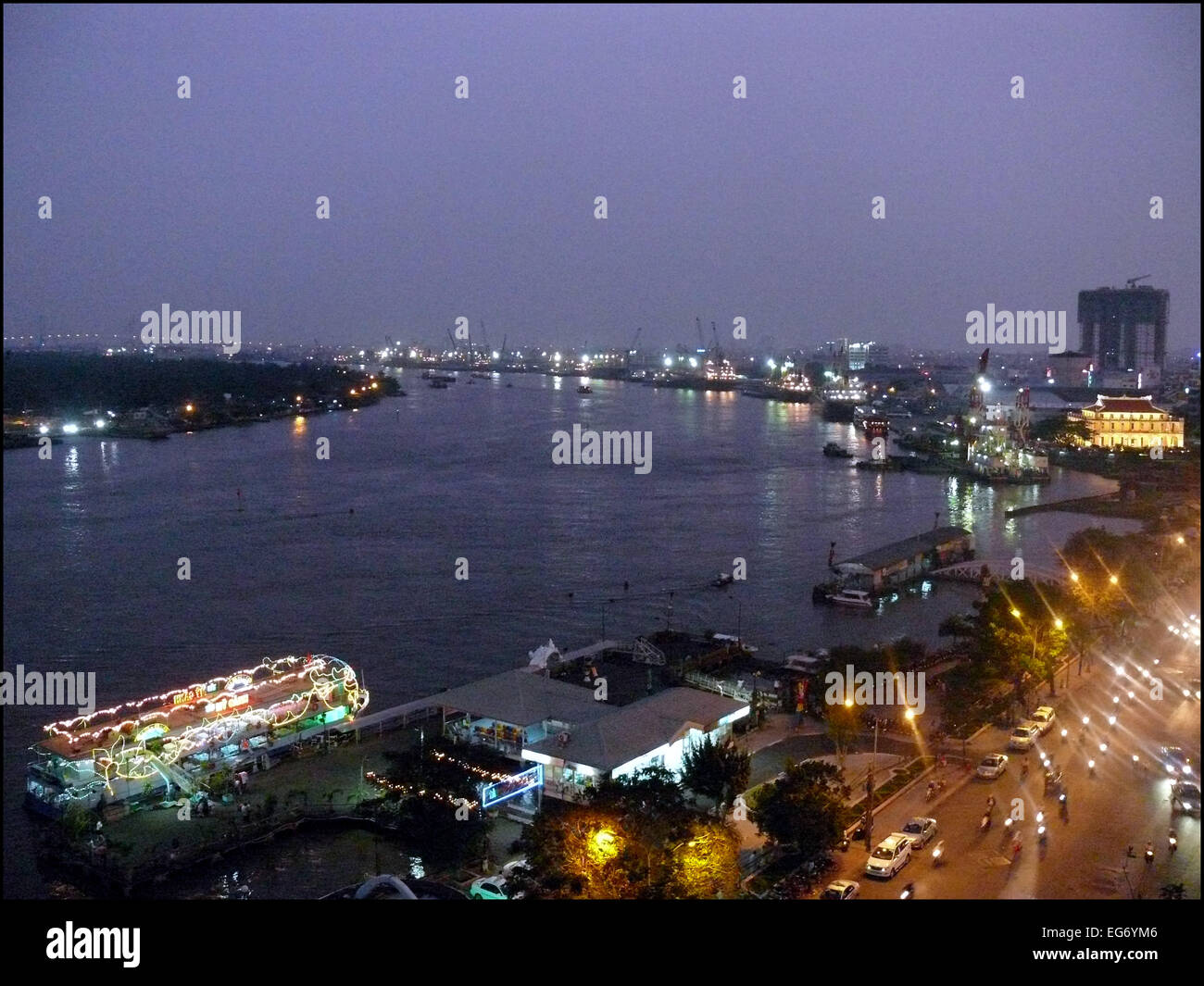 Bella vista panoramica dalla terrazza sul tetto dell'Hotel Majestic su il notturno illumina il Fiume Saigon Porto di Ho Chi Minh City?? Foto Stock